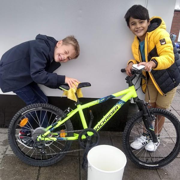 Fietswash Ilias en Danial wassen samen een fiets