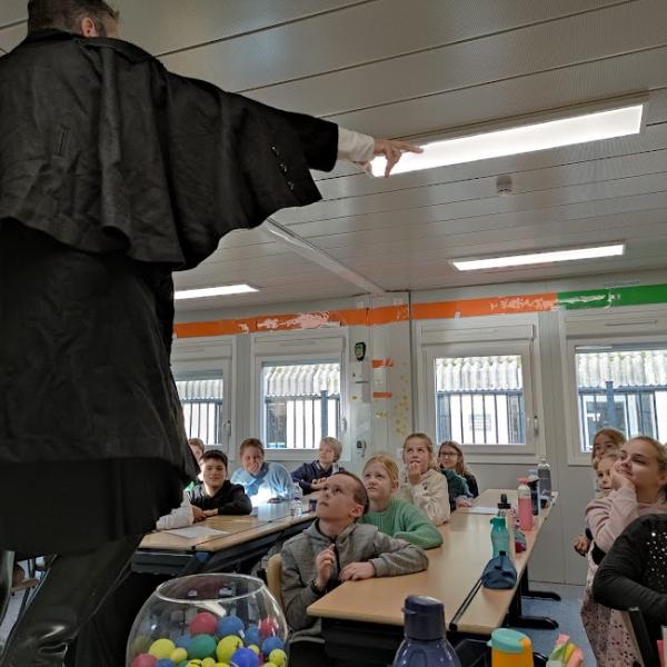 Toneelvoorstelling op school 'Vaders en eieren'
