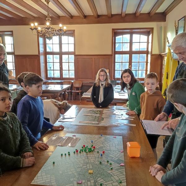De kinderen boetseerden een duif ter ere van de stadskernvernieuwing in Torhout. De meer dan 500 duiven zullen in juni overal te zien zijn in Torhout. We leerden ook nog veel bij over de geschiedenis van Torhout.
